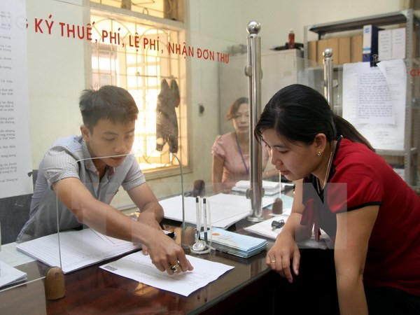 Lương công chức nên gắn với hiệu quả làm việc. (Ảnh minh họa: Hoàng Hùng/TTXVN) Cải cách tiền lương công chức: Sẽ không còn dàn hàng ngang cùng tiến? ảnh 2