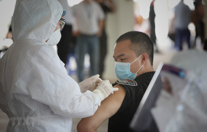 Nguy cơ thiếu hụt lao động sau giãn cách: Cần vaccine để phục hồi ảnh 1