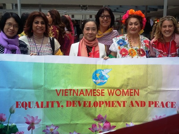 Đoàn Việt Nam mang khẩu hiệu “Phụ nữ Việt Nam vì Bình đẳng, Phát triển và Hòa bình” tham gia diễu hành vì hòa bình thế giới. (Nguồn: TW Hội LHPN VN) Vai trò của đạo đức toàn cầu trong bảo vệ hòa bình thế giới ảnh 1