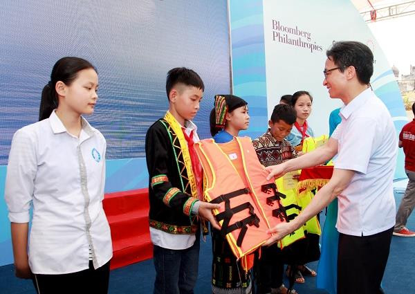 Phó Thủ tướng Vũ Đức Đam tặng quà cho trẻ em. (Ảnh: PV/Vietnam+) Phó Thủ tướng: Đừng coi trẻ em là đối tượng chỉ biết vâng lời ảnh 1