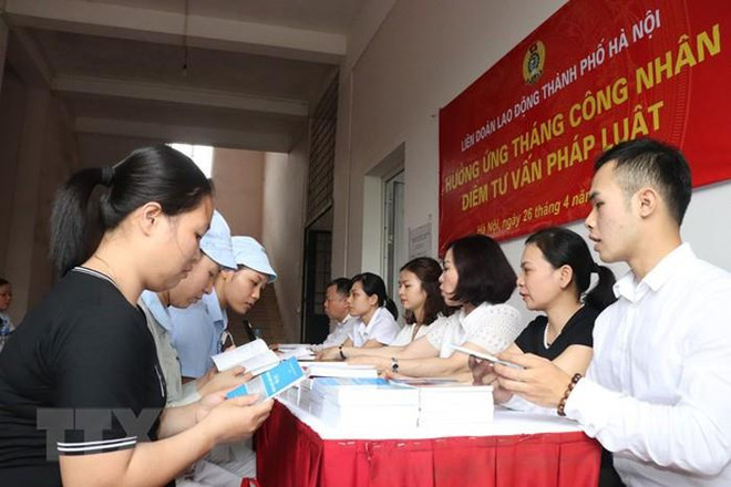 Cán bộ công đoàn tư vấn pháp luật lao động cho công nhân. (Ảnh minh họa) Phê chuẩn Công ước 98 sẽ đẩy mạnh thương lượng tập thể thực chất ảnh 2