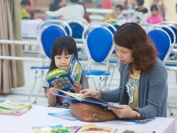 Phụ nữ dành nhiều thời gian cho việc nhà, chăm sóc con cái hơn nam giới. (Ảnh minh họa: Vietnam+) Phụ nữ Việt Nam đóng góp 110 triệu giờ làm việc không lương mỗi ngày ảnh 1