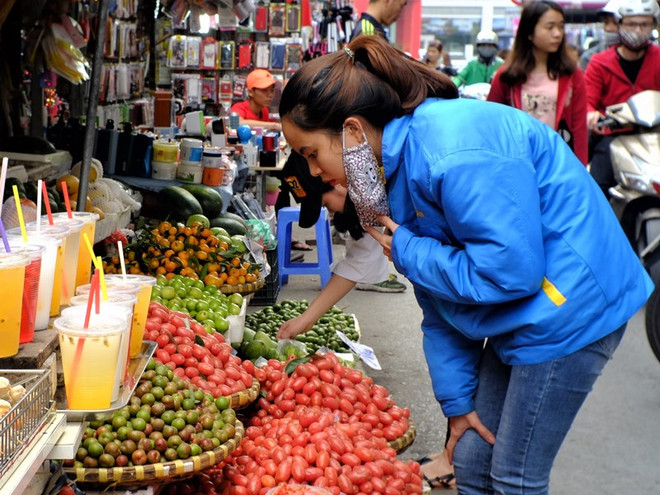 [Photo] Nhót chín đỏ rực "thắp lửa" trên khắp các góc phố Hà Nội ảnh 2