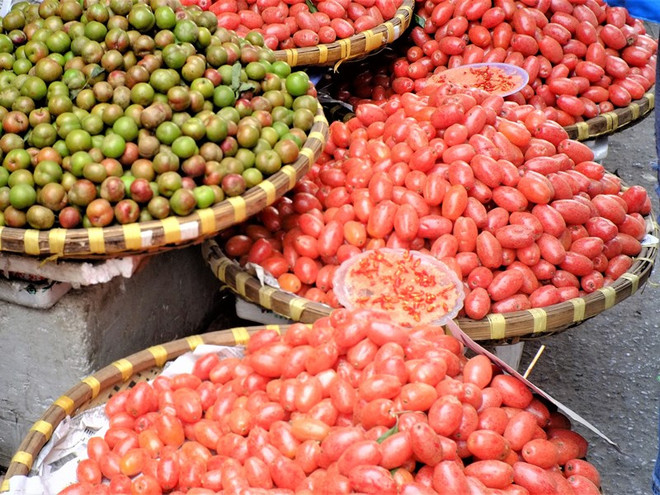 [Photo] Nhót chín đỏ rực "thắp lửa" trên khắp các góc phố Hà Nội ảnh 4