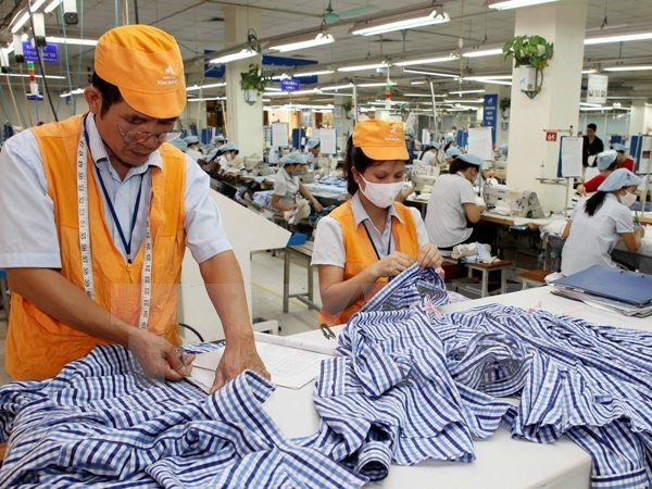 Đa số những người về hưu trước tuổi là công nhân lao động. (Ảnh minh hoạ: TTXVN) Tăng tuổi nghỉ hưu và câu hỏi cuộc sống về già có tốt hơn không? ảnh 2
