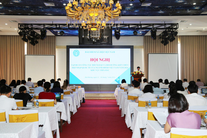 Các đại biểu tham dự Hội nghị tập huấn công tác đối ngoại và bồi dưỡng kiến thức hội nhập quốc tế cho bảo hiểm xã hội 32 tỉnh, thành phố khu vực phía Bắc. (Ảnh: PV/Vietnam+) Toàn cảnh hội nghị.jpg