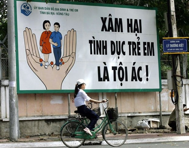 Pano giúp người dân nhận thức về Xâm hại tình dục trẻ em. (Nguồn: AFP) Yêu cầu làm rõ vụ thiếu nữ tố bị hiếp dâm ở trung tâm bảo trợ xã hội ảnh 1