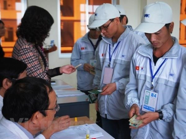 Lao động làm thủ tục sang Hàn Quốc làm việc. (Ảnh minh họa: PV/Vietnam+) Xử phạt doanh nghiệp vi phạm tuyển lao động ngành đóng tàu đi Hàn Quốc ảnh 1