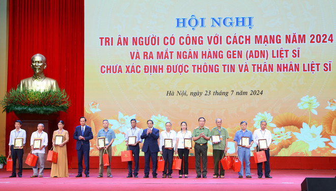 Trao chứng nhận kết quả giám định ADN cho thân nhân các liệt sỹ. (Ảnh: PV/Vietnam+) ac010189b68713d94a96.jpg
