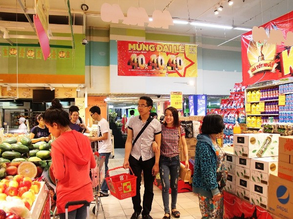 Các siêu thị khuyến mãi giảm giá lên tới 50% trong dịp nghỉ lễ 30/4 ảnh 1