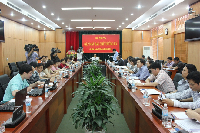 Bộ Nội vụ thông báo công văn yêu cầu thực hiện nghiêm túc công tác tuyển dụng viên chức. (Ảnh: Hồng Kiều/Vietnam+) Không ký hợp đồng lao động thay thế tuyển dụng công chức ảnh 1
