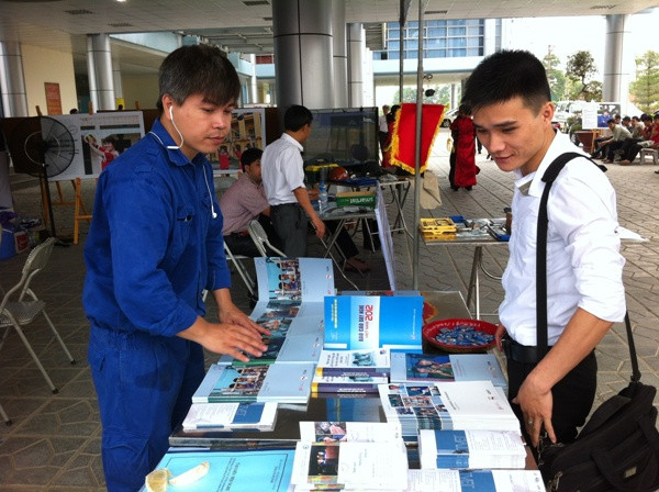 Tư vấn học nghề tại Trung tâm Giới thiệu việc làm miền Bắc. (Ảnh: Hồng Kiều/Vietnam+) Khai trương Trung tâm Giới thiệu việc làm miền Bắc ảnh 1