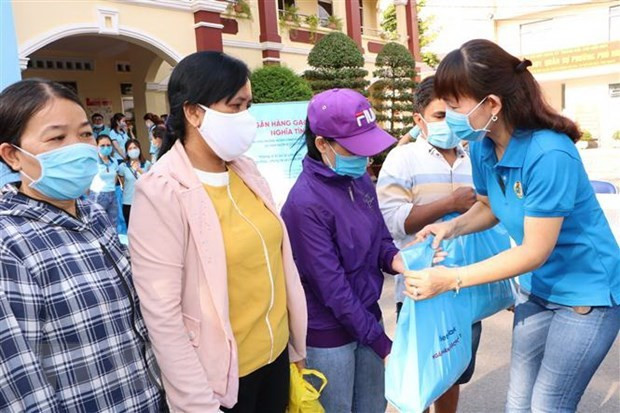 Đại diện Liên đoàn Lao động tỉnh Bình Dương trao quà cho công nhân gặp khó khăn. (Ảnh minh họa: TTXVN) Trên 25% công đoàn cơ sở bầu trực tiếp chủ tịch công đoàn tại đại hội ảnh 1
