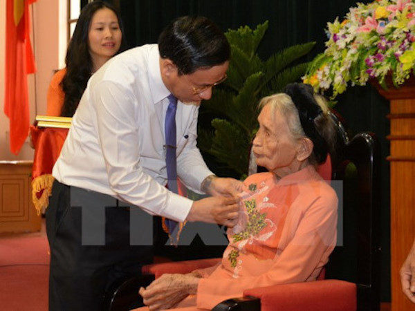 Trao tặng danh hiệu Bà mẹ Việt Nam Anh hùng cho Mẹ Nguyễn Thị Út. (Ảnh minh hoạ: Hoàng Ngà/TTXVN) Giải quyết công nhận người có công: Người dân chính là hồ sơ gốc ảnh 1