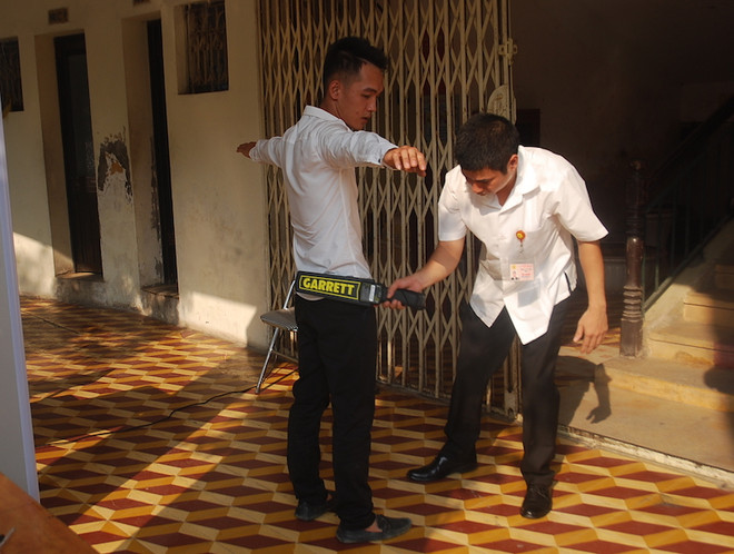 [Photo] Phát hiện điện thoại bọc cao su ném cho thi sinh thi tiếng Hàn ảnh 2