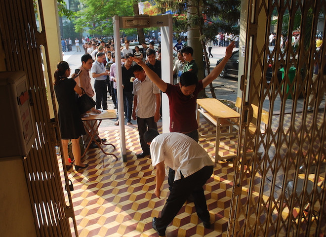 [Photo] Phát hiện điện thoại bọc cao su ném cho thi sinh thi tiếng Hàn ảnh 3