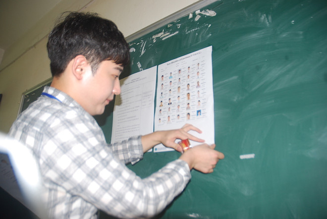 [Photo] Phát hiện điện thoại bọc cao su ném cho thi sinh thi tiếng Hàn ảnh 5