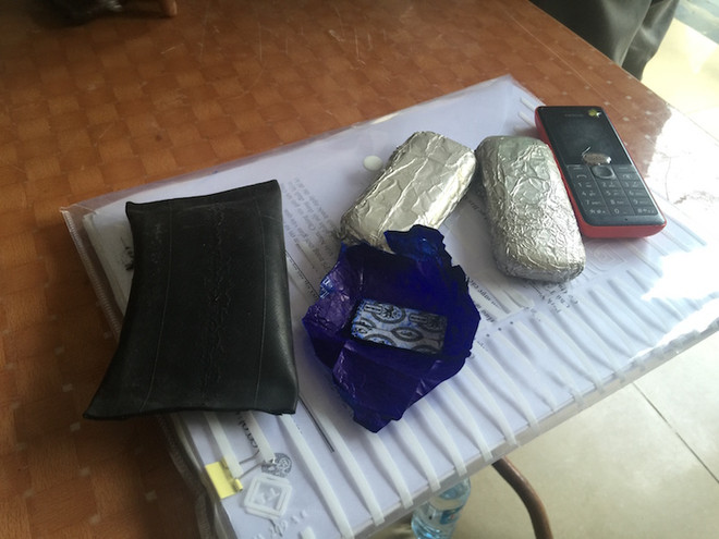 [Photo] Phát hiện điện thoại bọc cao su ném cho thi sinh thi tiếng Hàn ảnh 4