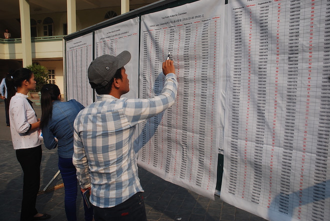 [Photo] Phát hiện điện thoại bọc cao su ném cho thi sinh thi tiếng Hàn ảnh 1