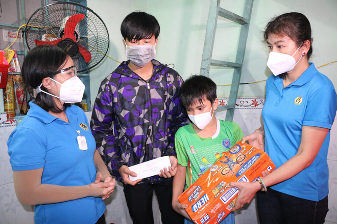 Tặng sổ tiết kiệm cho con của đoàn viên công đoàn mồ côi vì COVID-19 ảnh 1