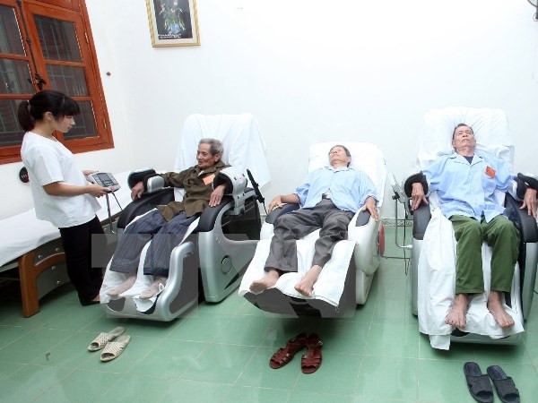 Giảm giá vé cho người cao tuổi: Cần chế tài xử phạt để thực thi luật ảnh 1