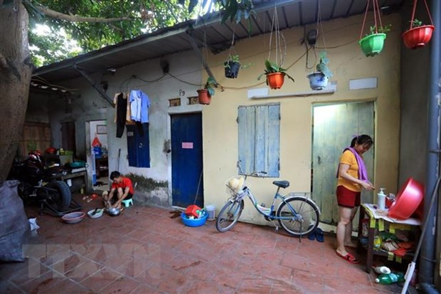 Một xóm trọ của người lao động. (Ảnh minh họa: TTXVN) Gần 2,7 triệu lao động đã được xác nhận hưởng hỗ trợ tiền thuê nhà ảnh 1