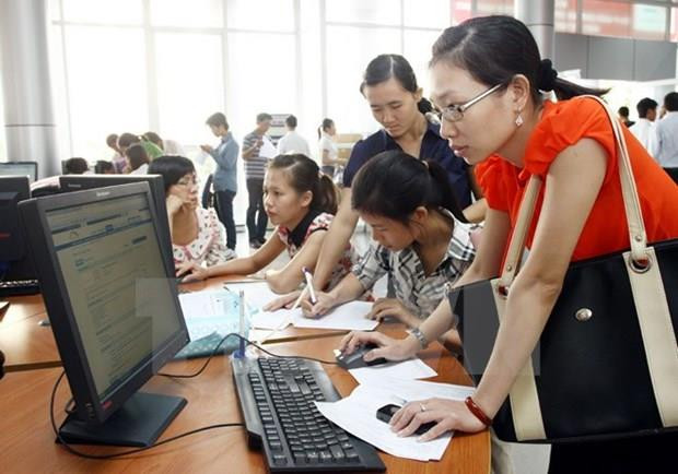 Tra cứu thông tin tại một trung tâm giới thiệu việc làm. (Ảnh minh họa: Anh Tuấn/TTXVN) Giải quyết việc làm cho trên 484.000 lao động trong 4 tháng đầu năm ảnh 1