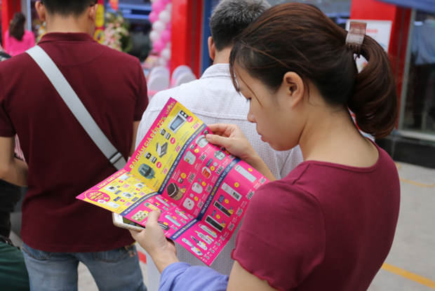 Chương trình giảm giá trong Tháng khuyến mại Hà Nội còn kéo dài đến 30/11. (Ảnh: PV/Vietnam+) Người dân đổ xô mua sắm điện máy trong “Ngày vàng” tháng khuyến mại ảnh 4