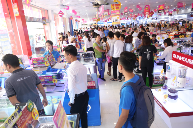Hàng nghìn người đổ xô đi mua sắm điện máy có mức giảm giá "khủng". (Ảnh: PV/Vienam+) Người dân đổ xô mua sắm điện máy trong “Ngày vàng” tháng khuyến mại ảnh 1