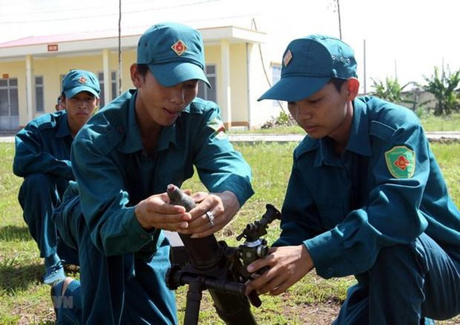 Luật Dân quân tự vệ (sửa đổi) sẽ có những quy định mới về tuyển chọn tham gia dân quân tự vệ. (Ảnh minh hoạ: Trọng Đức/TTXVN) Bổ sung thêm một số đối tượng được hoãn, miễn tham gia dân quân tự vệ ảnh 1