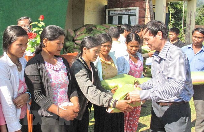 Cấp phát gạo cho đồng bào dân tộc. (Ảnh minh họa: Thanh Long/TTXVN) Hỗ trợ hơn 2.800 tấn gạo cứu đói dịp Tết Nguyên đán cho 4 tỉnh ảnh 1