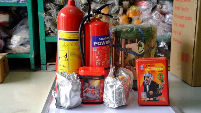 Hà Nội: Mặt nạ chống độc, thang dây hút khách sau hàng loạt vụ cháy ảnh 1