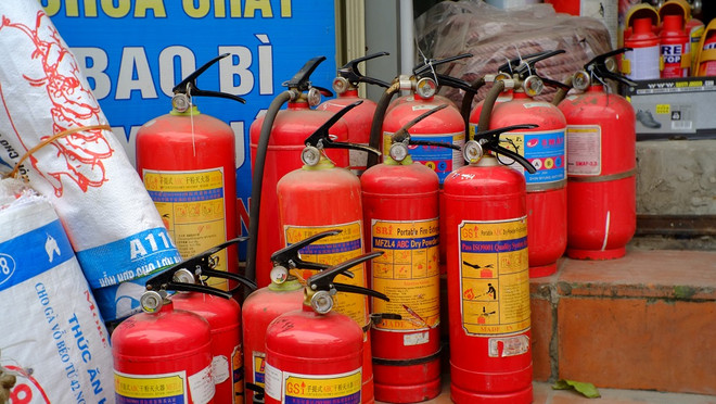 Hà Nội: Mặt nạ chống độc, thang dây hút khách sau hàng loạt vụ cháy ảnh 2