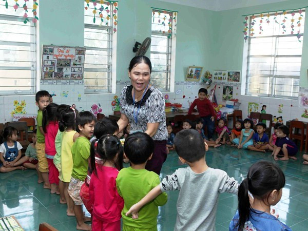 Giáo viên mầm non liệu có đủ sức khoẻ để trực tiếp giảng dạy đến năm 20 tuổi? (Ảnh minh hoạ: Quý Trung/TTXVN) Đề xuất không tăng tuổi nghỉ hưu của giáo viên mầm non lên 60 ảnh 2