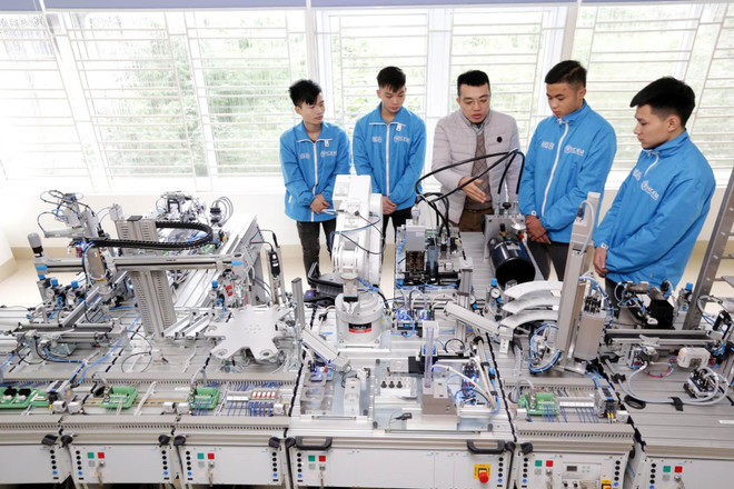 Giáo viên hướng dẫn sinh viên thực hành nghề tự động hóa tại Phòng học công nghệ 4.0. (Ảnh: Anh Tuấn/TTXVN) Bài 2: Giáo dục nghề nghiệp phải làm gì để chạy đua với công nghệ? ảnh 1