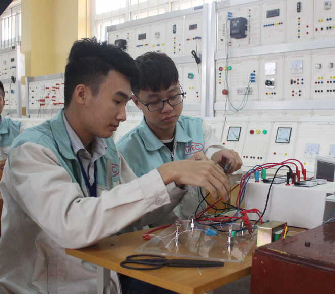 Hệ thống giáo dục nghề nghiệp sẽ phải linh hoạt để khuyến khích người lao động học tập suốt đời. (Ảnh: TTXVN) Bài 2: Giáo dục nghề nghiệp phải làm gì để chạy đua với công nghệ? ảnh 2