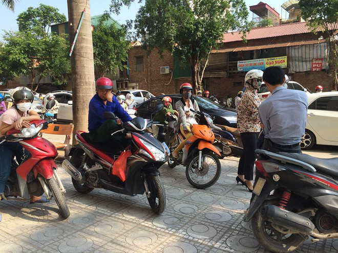 Giao thông "tê liệt," người dân khu Đại Thanh bất lực trong giờ đi làm ảnh 4