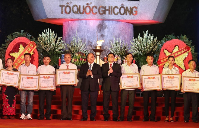 Trao bằng Tổ quốc ghi công cho thân nhân, gia đình 442 liệt sỹ ảnh 1
