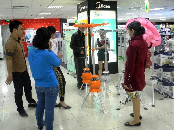 Mưa phùn kéo dài, máy sấy quần áo, máy hút ẩm đắt khách ở Hà Nội ảnh 3