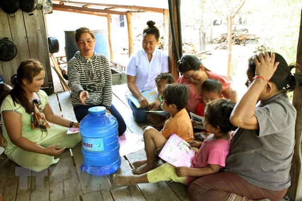 Nhân viên y tế Việt Nam tuyên truyền, hướng dẫn người dân chăm sóc sức khỏe ban đầu. (Ảnh: Dương Ngọc/TTXVN) Biến đổi khí hậu trầm trọng hơn đang đe dọa tương lai của mọi trẻ ảnh 1