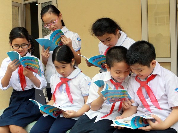 Các em học sinh đang tìm hiểu về Luật Trẻ em. (Ảnh minh hoạ: TTXVN) Xử lý nghiêm cơ sở giáo dục, cá nhân che giấu hành vi xâm hại trẻ em ảnh 1