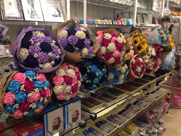 Nhiều cửa hàng khuyến mãi "khủng" dịp 8/3 để cải thiện sức mua sau Tết ảnh 1