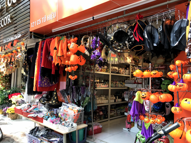 Hà Nội: Thị trường đồ hóa trang sôi động trước ngày Halloween ảnh 2