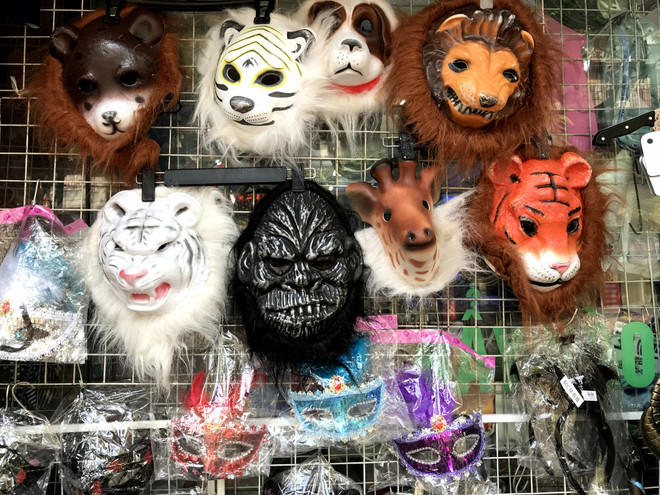Hà Nội: Thị trường đồ hóa trang sôi động trước ngày Halloween ảnh 1