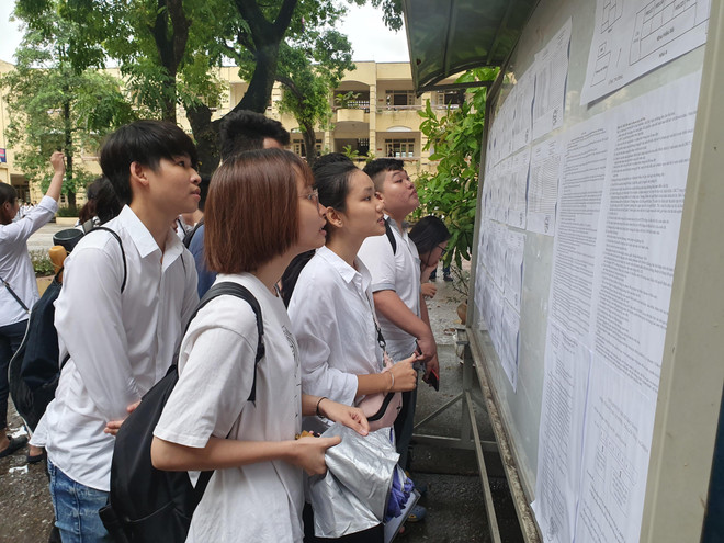 Thí sinh nín thở, hồi hộp trước ngày thi đầu tiên kỳ thi THPT Quốc gia ảnh 1