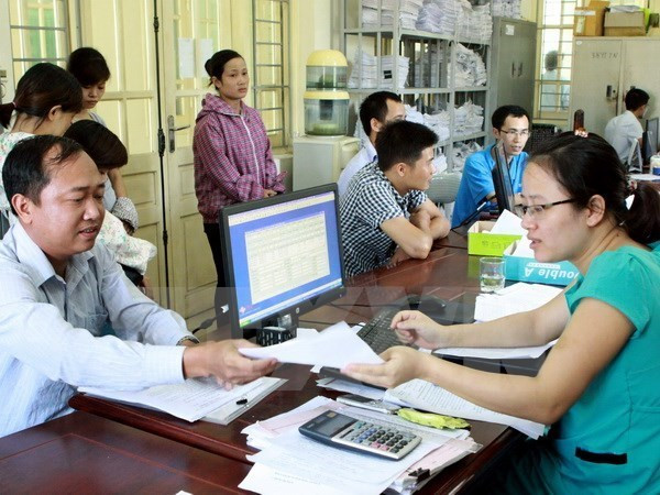 Tiếp nhận và giải quyết hồ sơ cho người tham gia bảo hiểm xã hội. (Ảnh minh họa: Dương Ngọc/TTXVN) Người lao động nước ngoài chỉ muốn đóng những quỹ bảo hiểm ngắn hạn ảnh 2