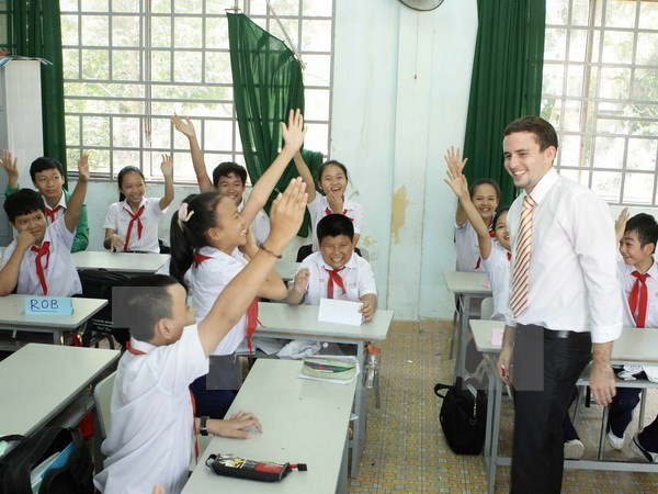 Người nước ngoài dạy học tại Việt Nam. (Ảnh minh họa: Nguyễn Quyết/TTXVN) Người lao động nước ngoài chỉ muốn đóng những quỹ bảo hiểm ngắn hạn ảnh 1