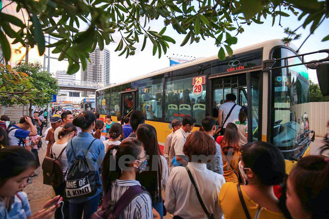 20% hành khách làm ngơ khi thấy các em gái bị quấy rối trên xe buýt ảnh 1