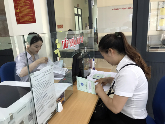 Giải quyết chế độ bảo hiểm cho người lao động. (Ảnh: PV/Vietnam+) Tra cứu thông tin đóng bảo hiểm xã hội chỉ với 1.000 đồng ảnh 1