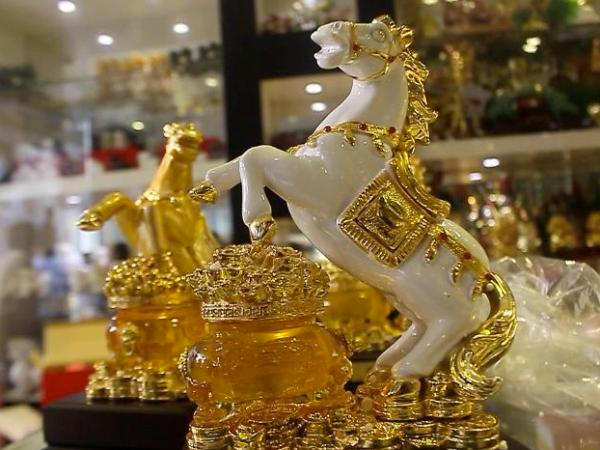 Ngựa gốm sứ đắt hàng quà tặng năm nay. (Ảnh: Quỳnh Trang/Vietnam+) Đa dạng tặng phẩm ngựa trong dịp Tết Giáp Ngọ ảnh 2
